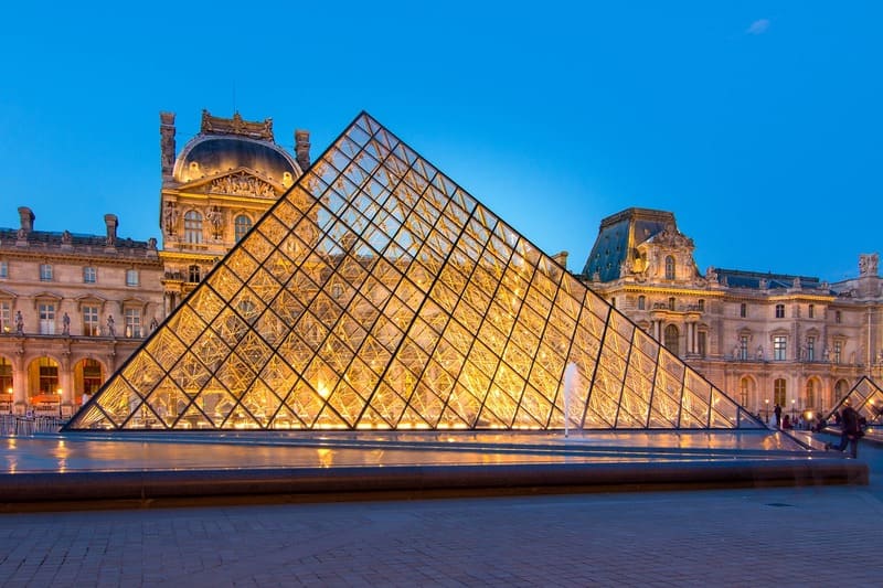 La Pirámide del Louvre en París